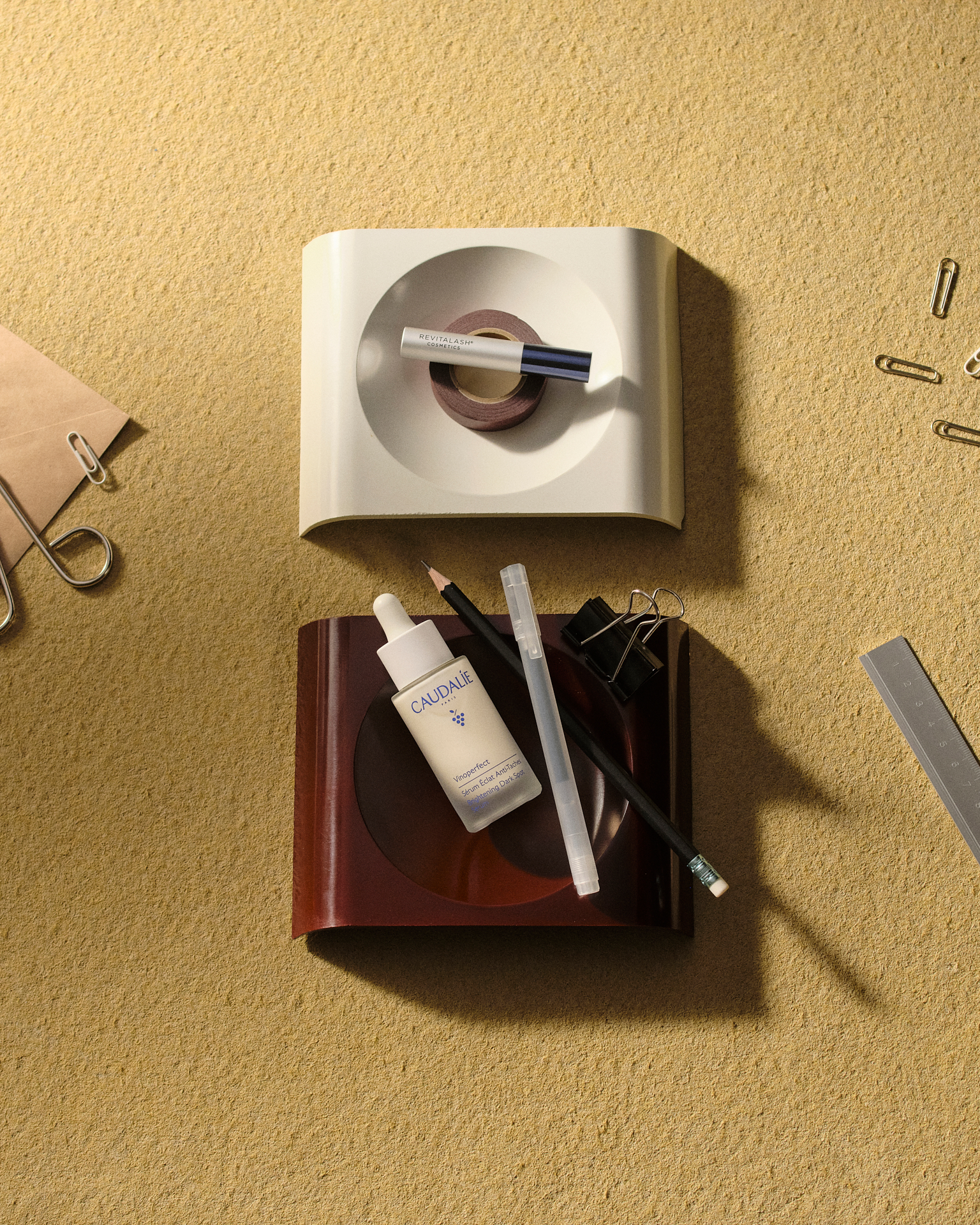 Printemps back to work campaign, beauty and fashion still life on office supplies - 10