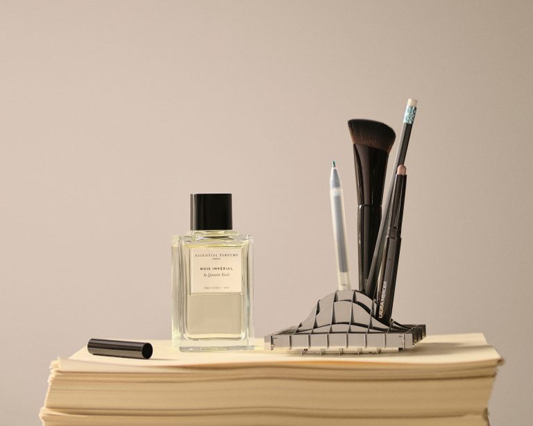 Printemps back to work campaign, beauty and fashion still life on office supplies - 3