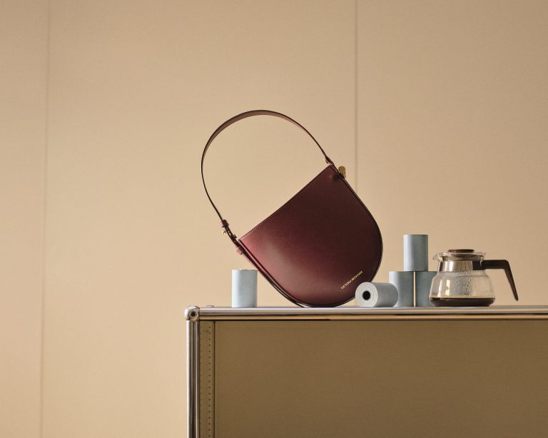 Printemps back to work campaign, beauty and fashion still life on office supplies - 5