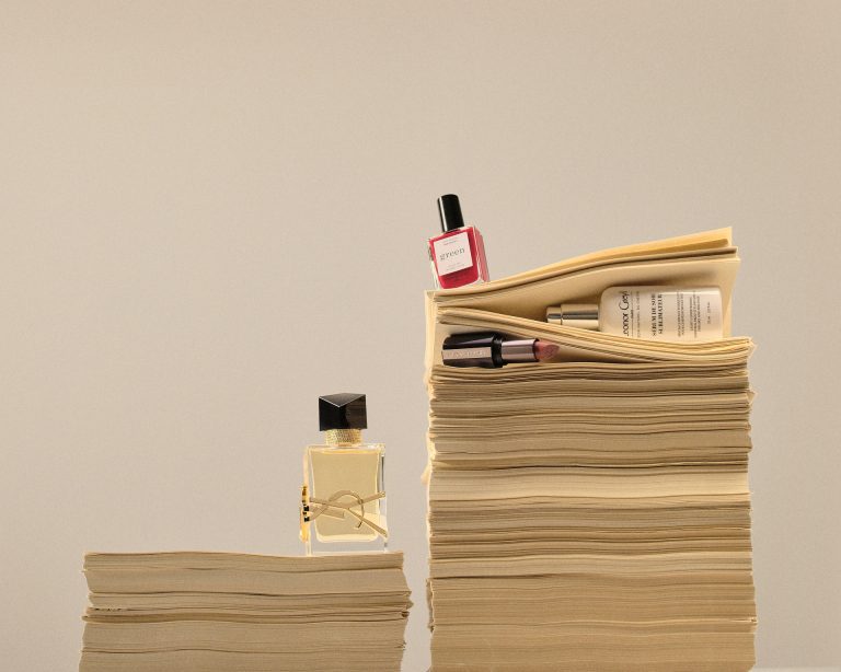 Printemps back to work campaign, beauty and fashion still life on office supplies - 2